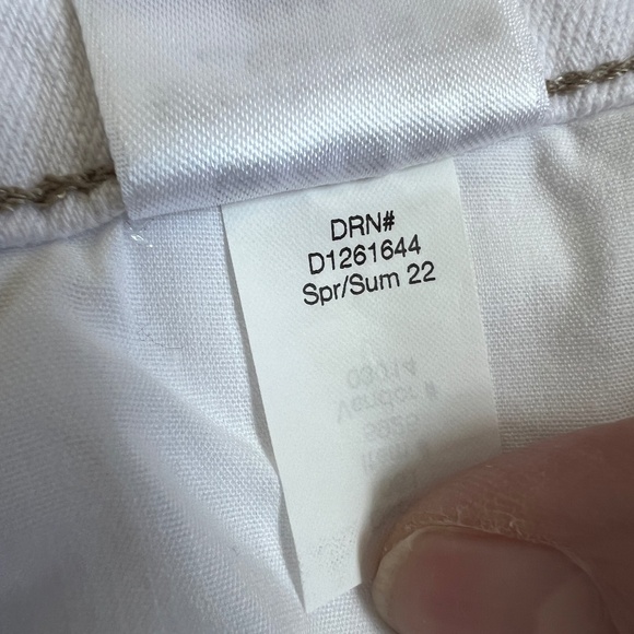 Eddie Bauer Shorts Boyfriend Mid Rise White Denim Casual Stretch Cuffed Size 14 - Picture 7 of 8